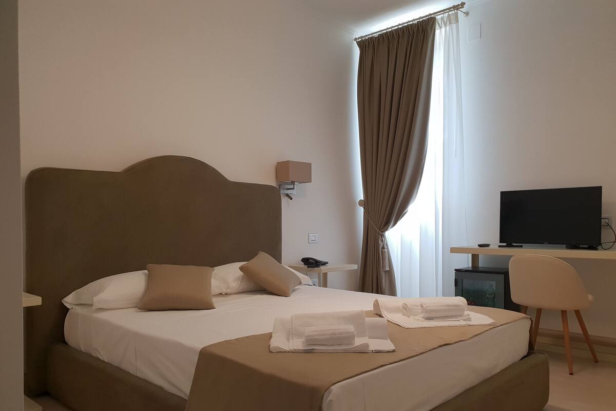 Deluxe Double Room | Minibar, in-room safe, desk, soundproofing