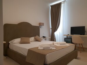 Deluxe Double Room | Minibar, in-room safe, individually decorated, desk - Villa Natia (Mottola)