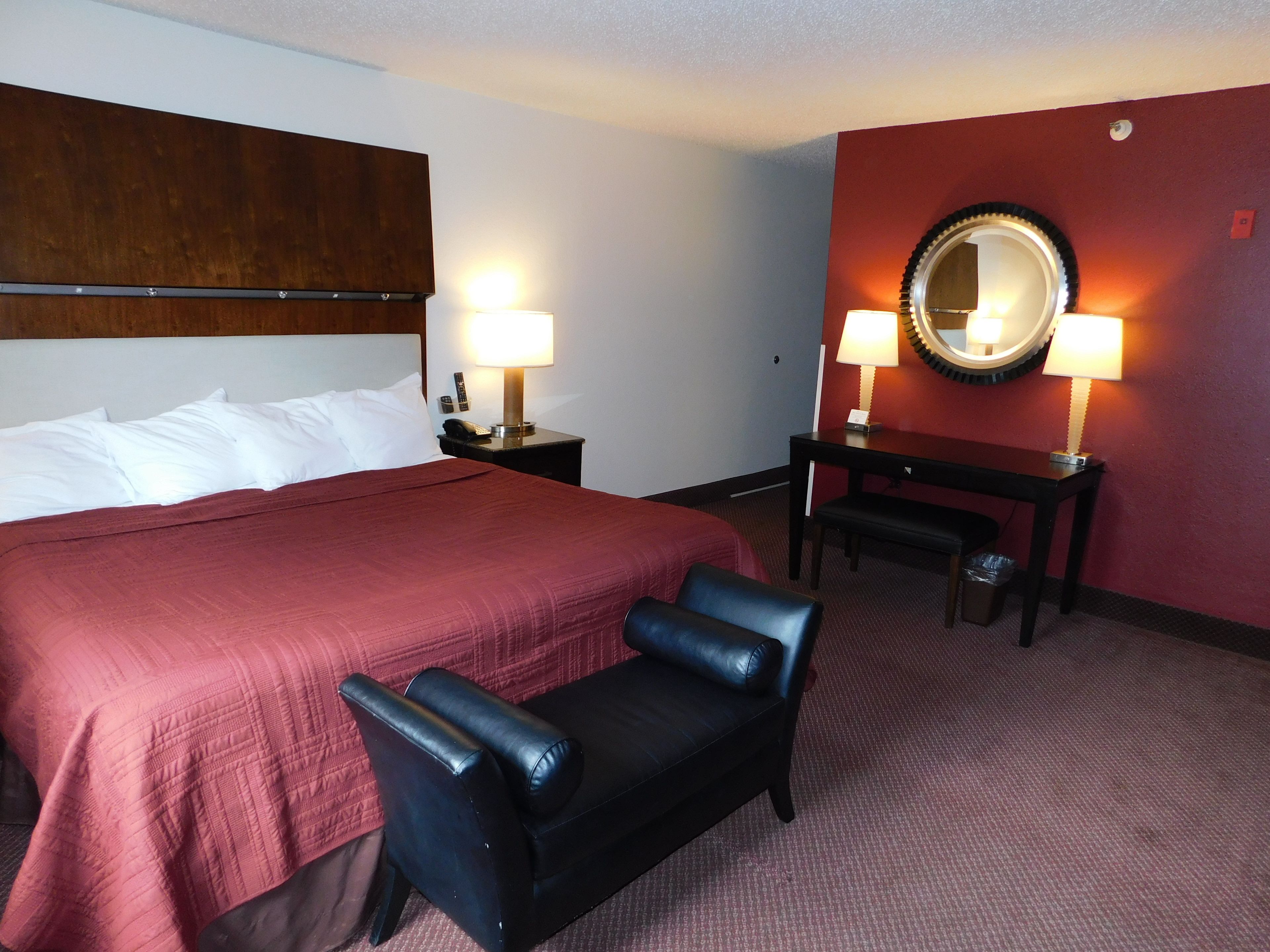 standard suite, 1 king bed, fireplace | 1 bedroom, individually decorated, individually furnished, desk