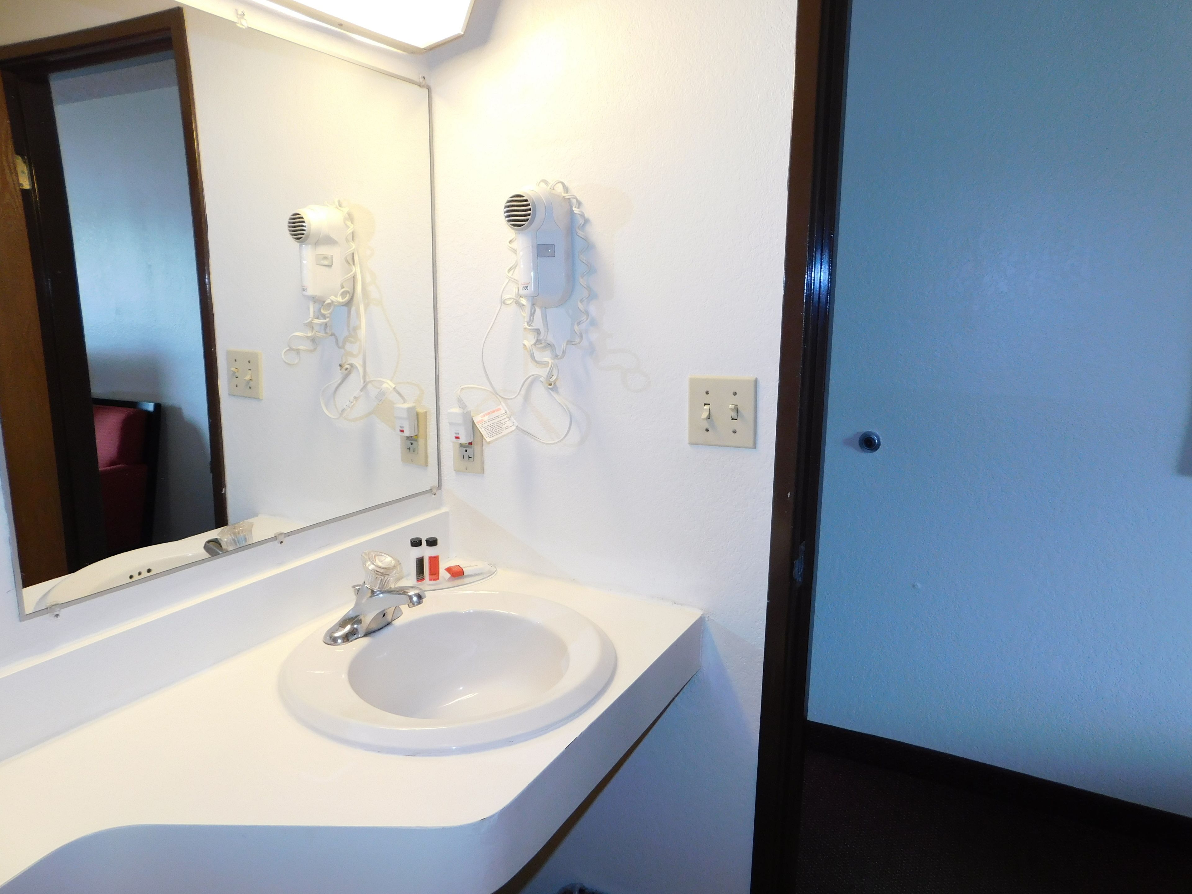 shower, rainfall showerhead, free toiletries, hair dryer