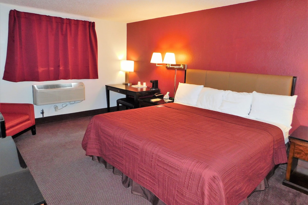 Standard Room, 1 King Bed, Refrigerator & Microwave | Desk, blackout curtains, iron/ironing board, free WiFi