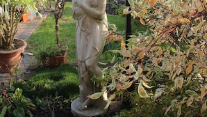 A garden statue with a lamp post nearby. - Pension Haus Erika (Stadtprozelten)