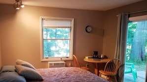 Standard Single Room, 1 Queen Bed, Non Smoking (Queen Bed Room) | Rollaway beds (surcharge), WiFi (free) - Captain's Cove (Waterport)