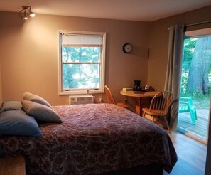 Standard Single Room, 1 Queen Bed, Non Smoking (Queen Bed Room) | Rollaway beds, free WiFi - Captain's Cove (Waterport)