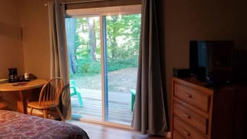 Standard Single Room, 1 Queen Bed, Non Smoking (Queen Bed Room) | Terrace/patio