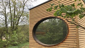 A wooden structure with a circular window. - Camping Schwabenmühle (Weikersheim)