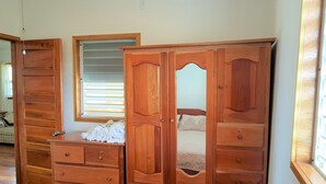 Ein Holzschrank mit mehreren Schubladen und einem Spiegel.