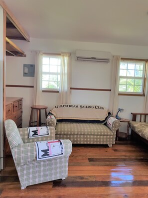 Cottage, 1 Queen Bed, Non Smoking | Living area