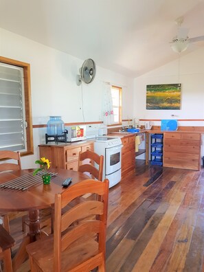 Cottage, 1 Queen Bed, Non Smoking | Private kitchen