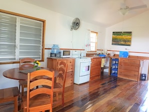 Cottage, 1 Katil Ratu (Queen), Non Smoking | Dapur peribadi | Peti sejuk/penyejuk beku saiz penuh