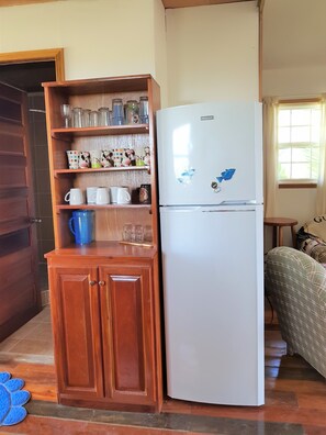 Cottage, 1 Queen Bed, Non Smoking | Private kitchen