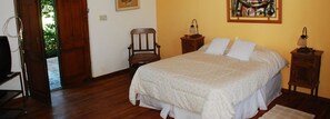 Habitación triple estándar | Tabla de planchar con plancha, wifi gratis y ropa de cama