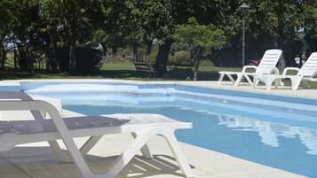 Piscine extérieure (ouverte en saison), parasols de plage