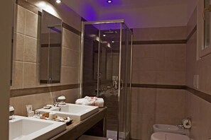 Shower, free toiletries, hair dryer, bidet - Palazzo 900 (Brindisi)