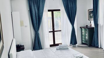 Tripla Superior, 1 letto king, accessibile ai disabili, non fumatori | Una cassaforte in camera, una scrivania, tende oscuranti