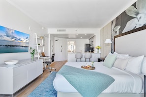 1 bedroom, Egyptian cotton sheets, premium bedding, down comforters