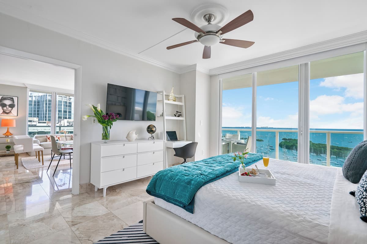 1 bedroom, Egyptian cotton sheets, premium bedding, down comforters