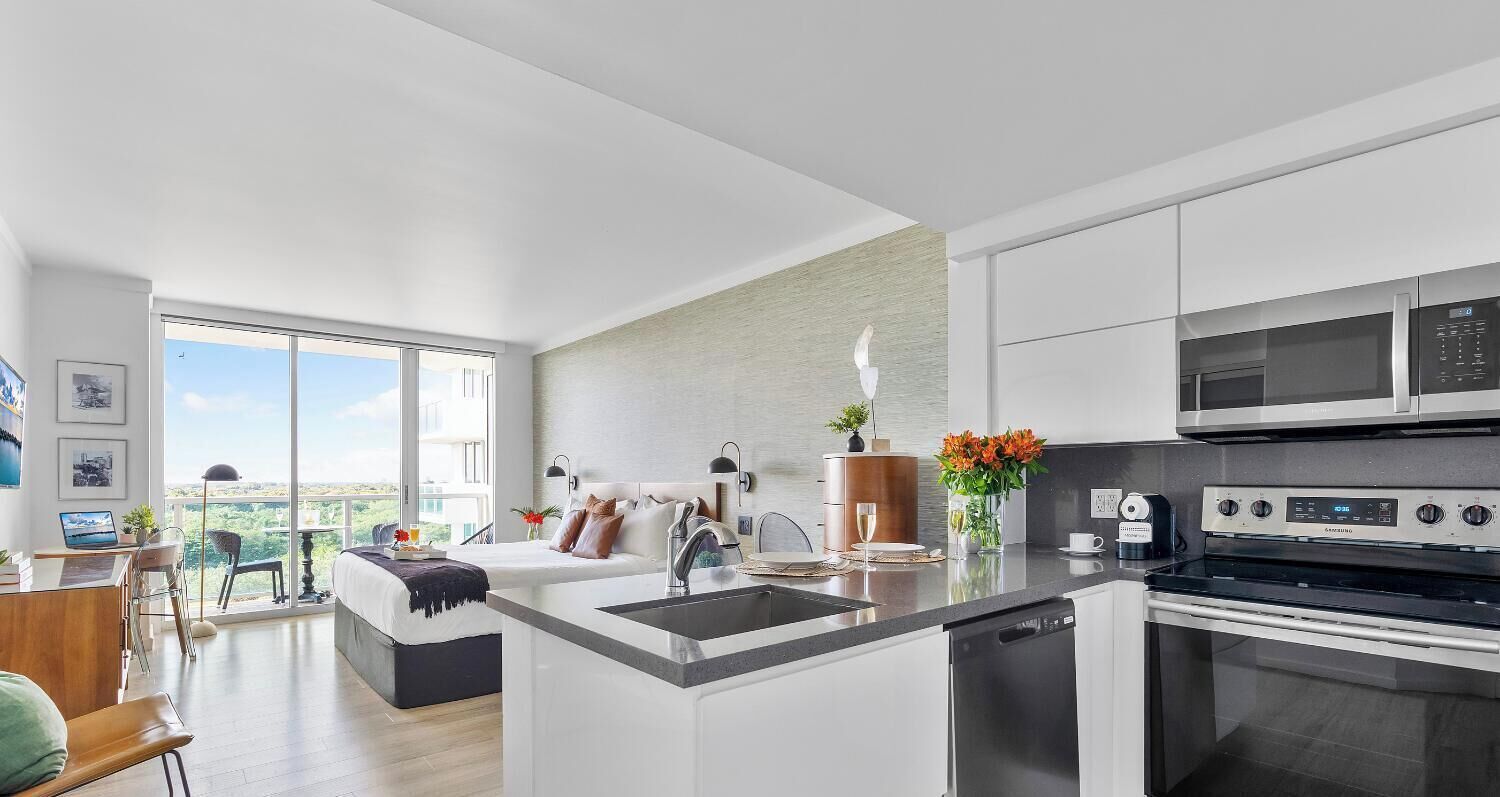 Deluxe Studio Suite, Kitchenette, Ocean View1004.02 | Egyptian cotton sheets, premium bedding, down comforters, minibar