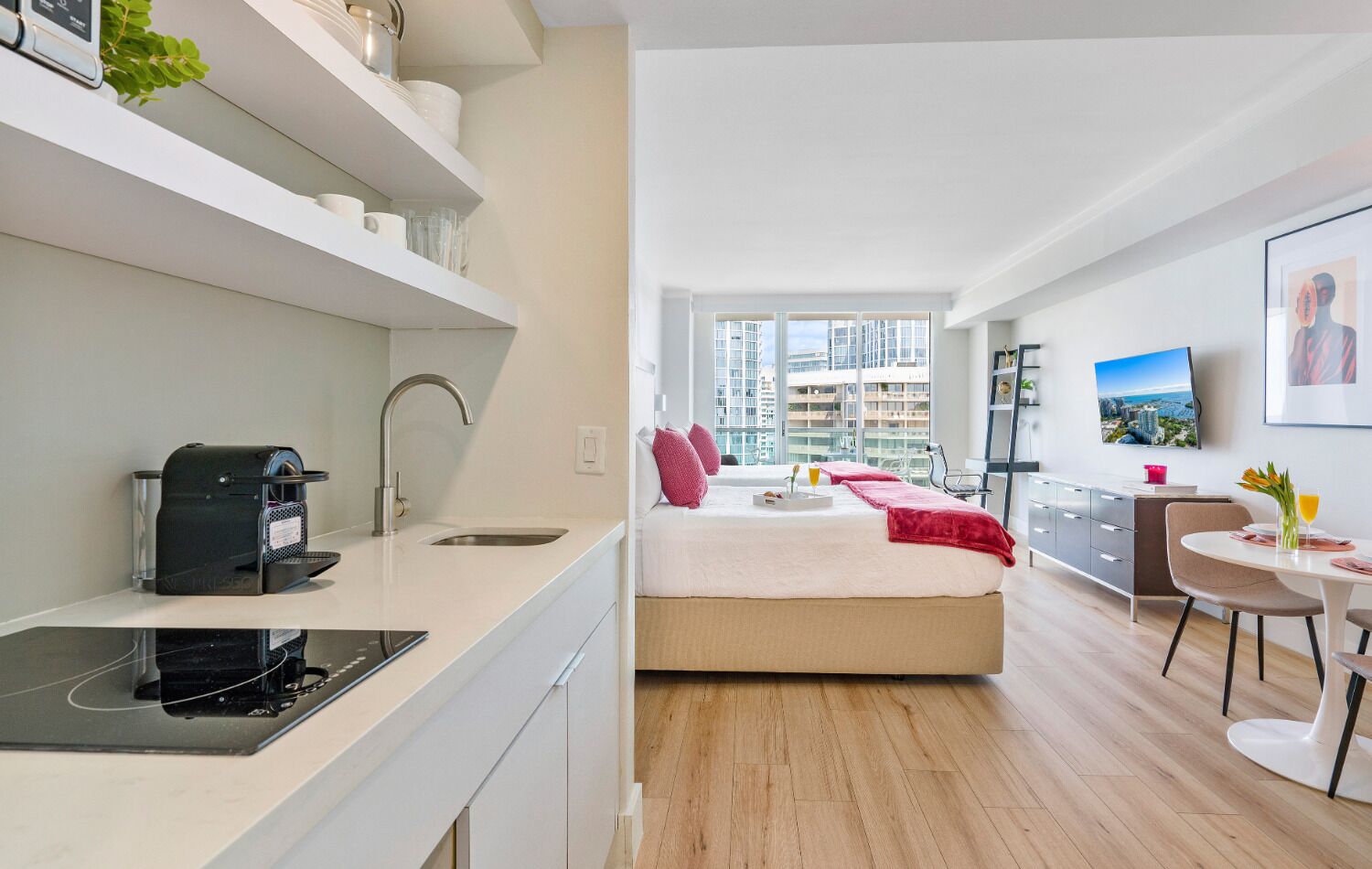 Deluxe Studio, 2 Queen Beds, Balcony, Partial Ocean View