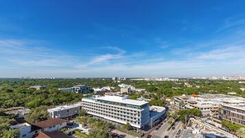 Suite estudio ejecutiva, 1 cama de matrimonio grande, frigorífico y microondas, vistas a la ciudad | Vistas a la ciudad