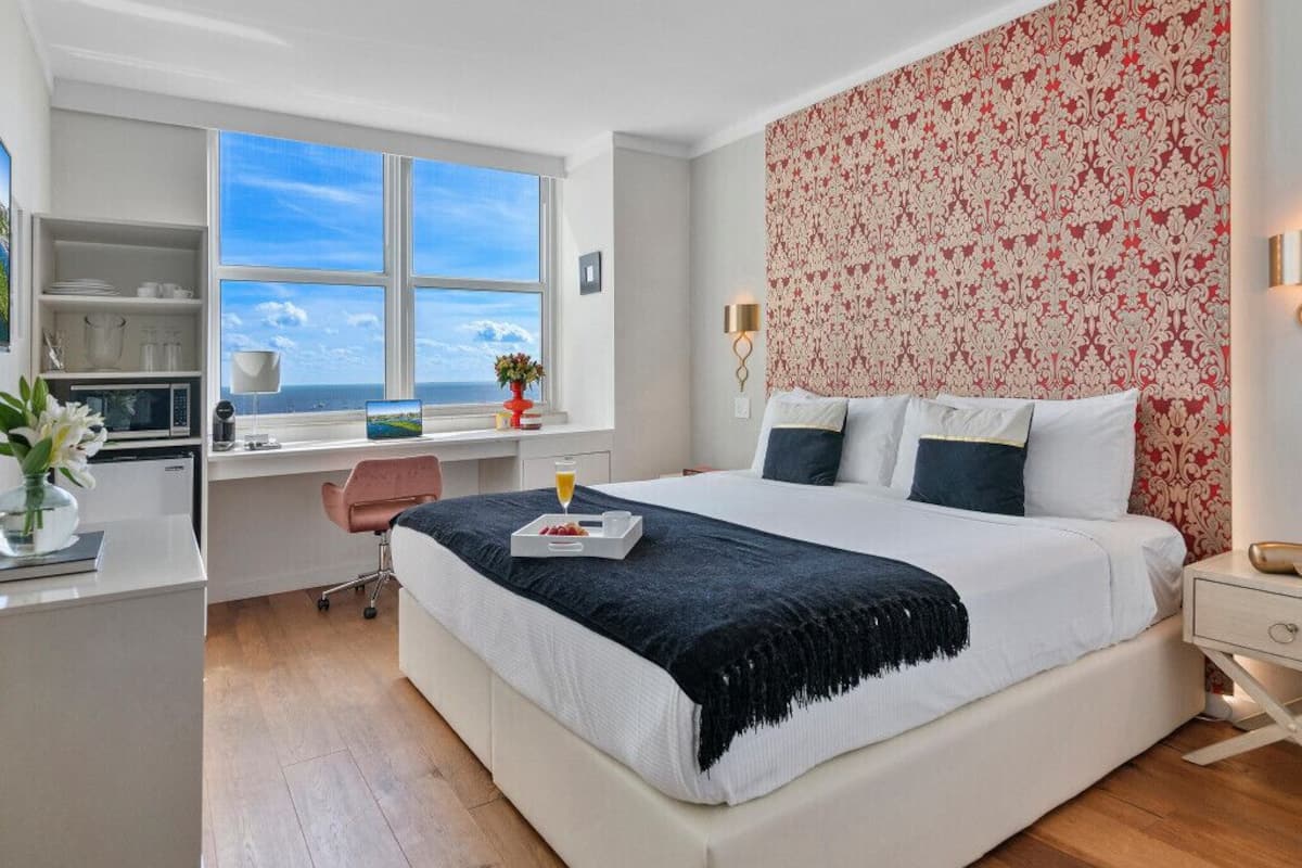 1 bedroom, Egyptian cotton sheets, premium bedding, down comforters