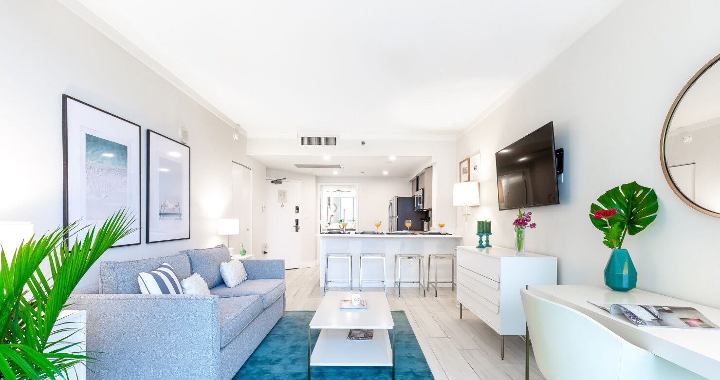 Suite estudio Deluxe, 1 cama de matrimonio grande, cocina básica, vistas a la bahía | Zona de estar | Smart TV de 50 pulgadas con canales digitales, una televisión