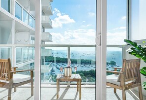 Deluxe Apartment, 1 King Bed with Sofa bed, Balcony, Ocean View1614 | Balcony