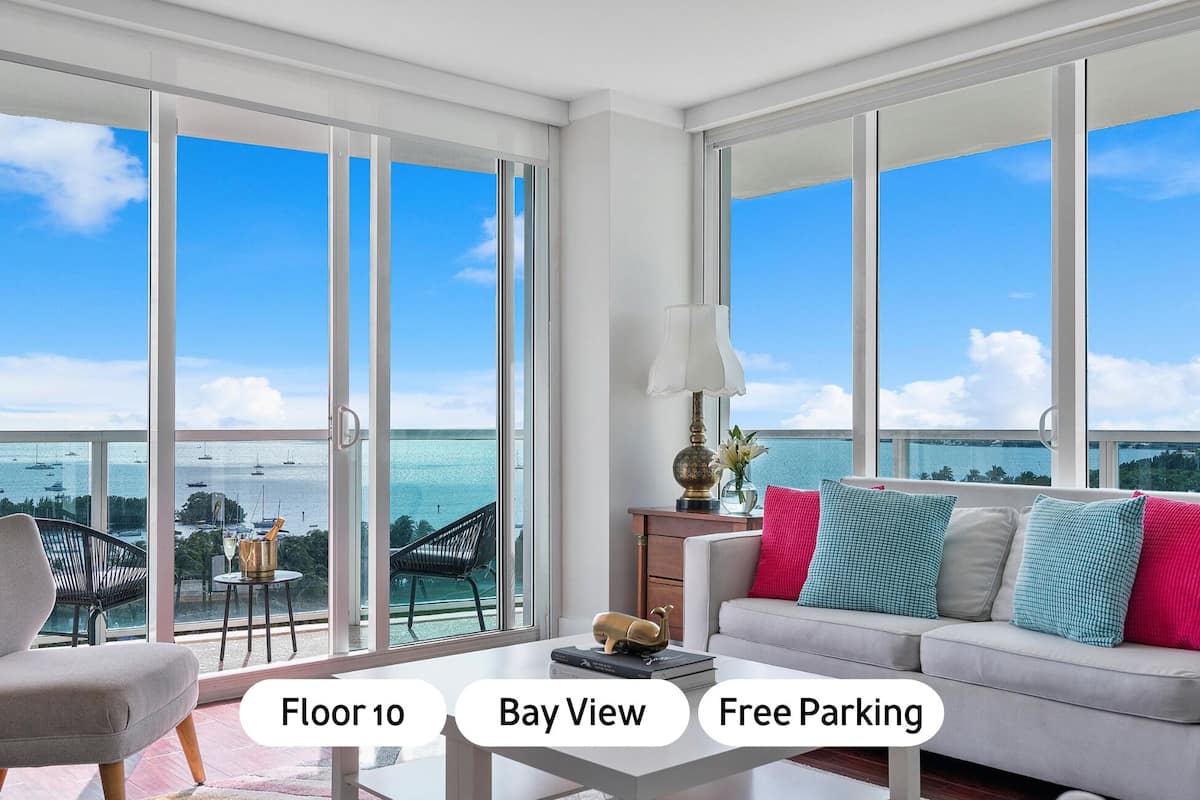 Deluxe Apartment, 1 King Bed with Sofa bed, Balcony, Ocean View1002.02 | Living area | 50-inch Smart TV with digital channels, TV