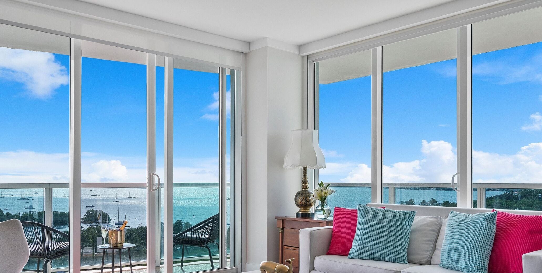 Apartamento luxo, 1 cama King e sofá-cama, sacada, vista para o oceano | Área de estar | Smart TV 50 polegadas com canais digitais, TV