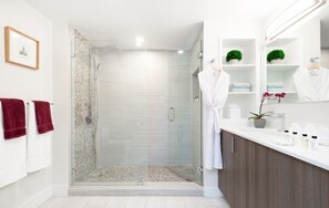 Deluxe Studio, Pool View | Bathroom | Free toiletries, hair dryer, bathrobes, towels - Miami Vacation Rentals - Coconut Grove (Miami)