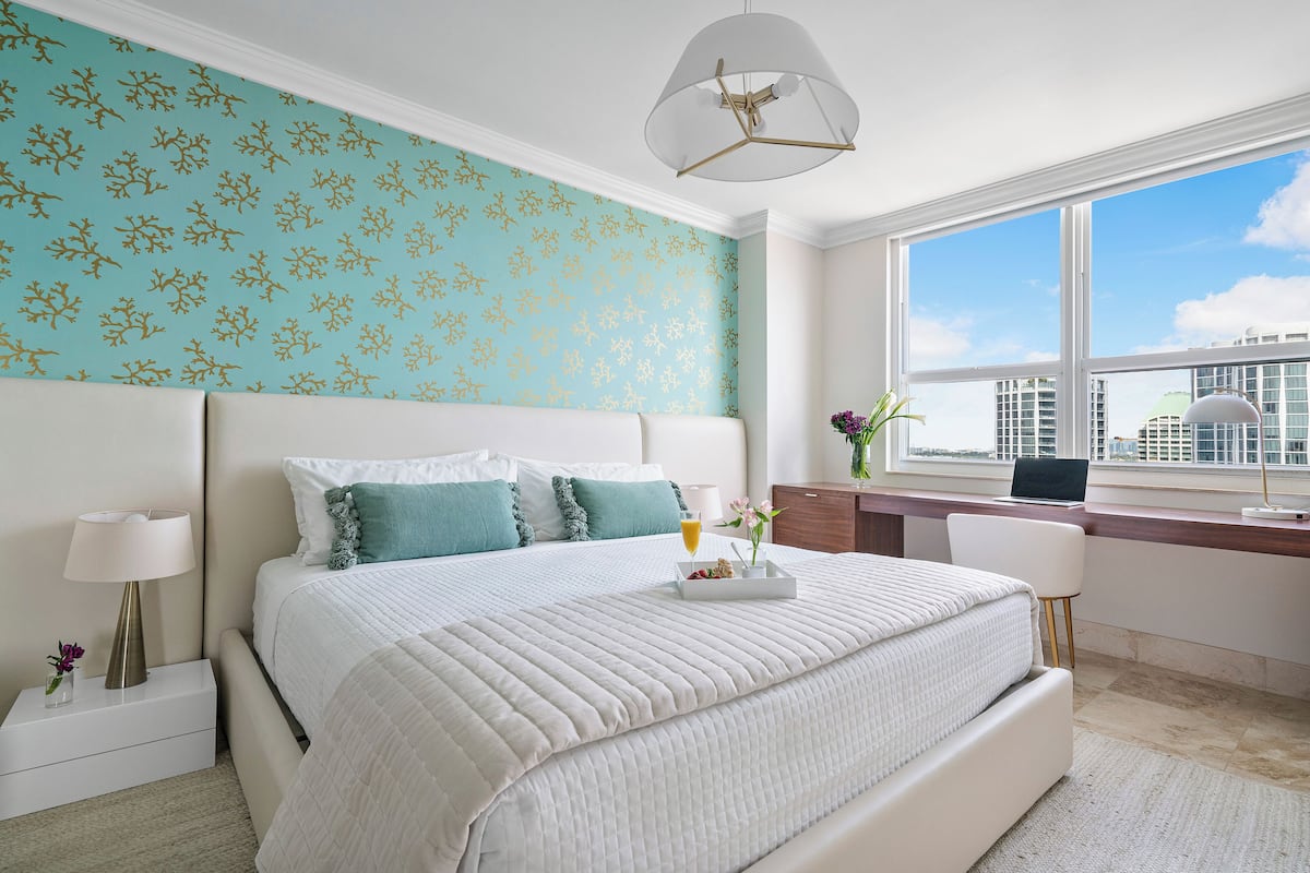 1 bedroom, Egyptian cotton sheets, premium bedding, down duvets