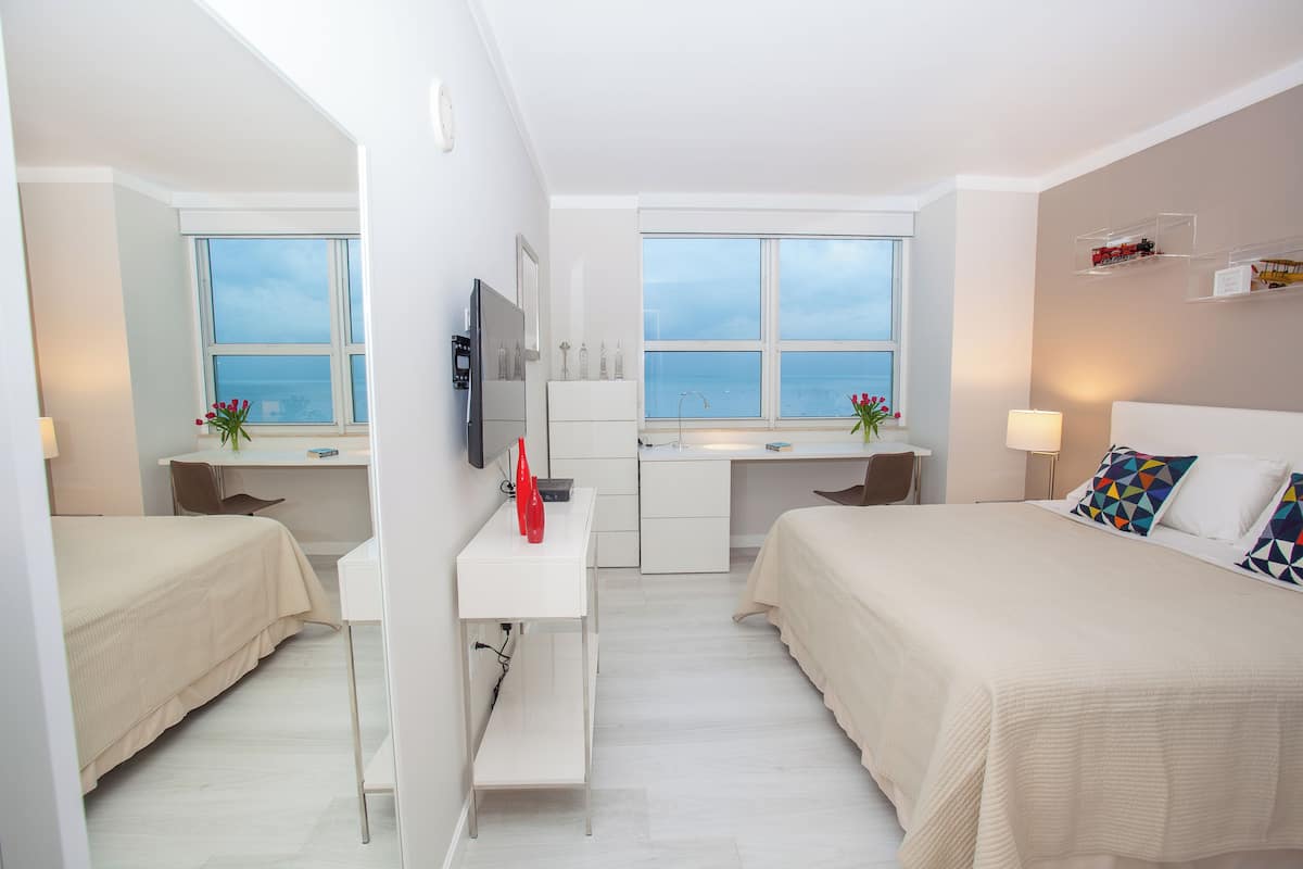 1 bedroom, Egyptian cotton sheets, premium bedding, down comforters