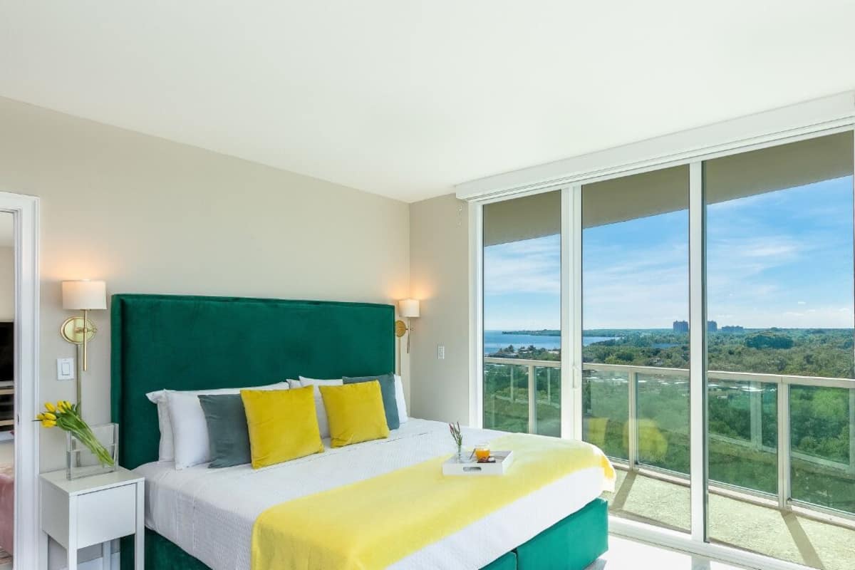 1 bedroom, Egyptian cotton sheets, premium bedding, down comforters