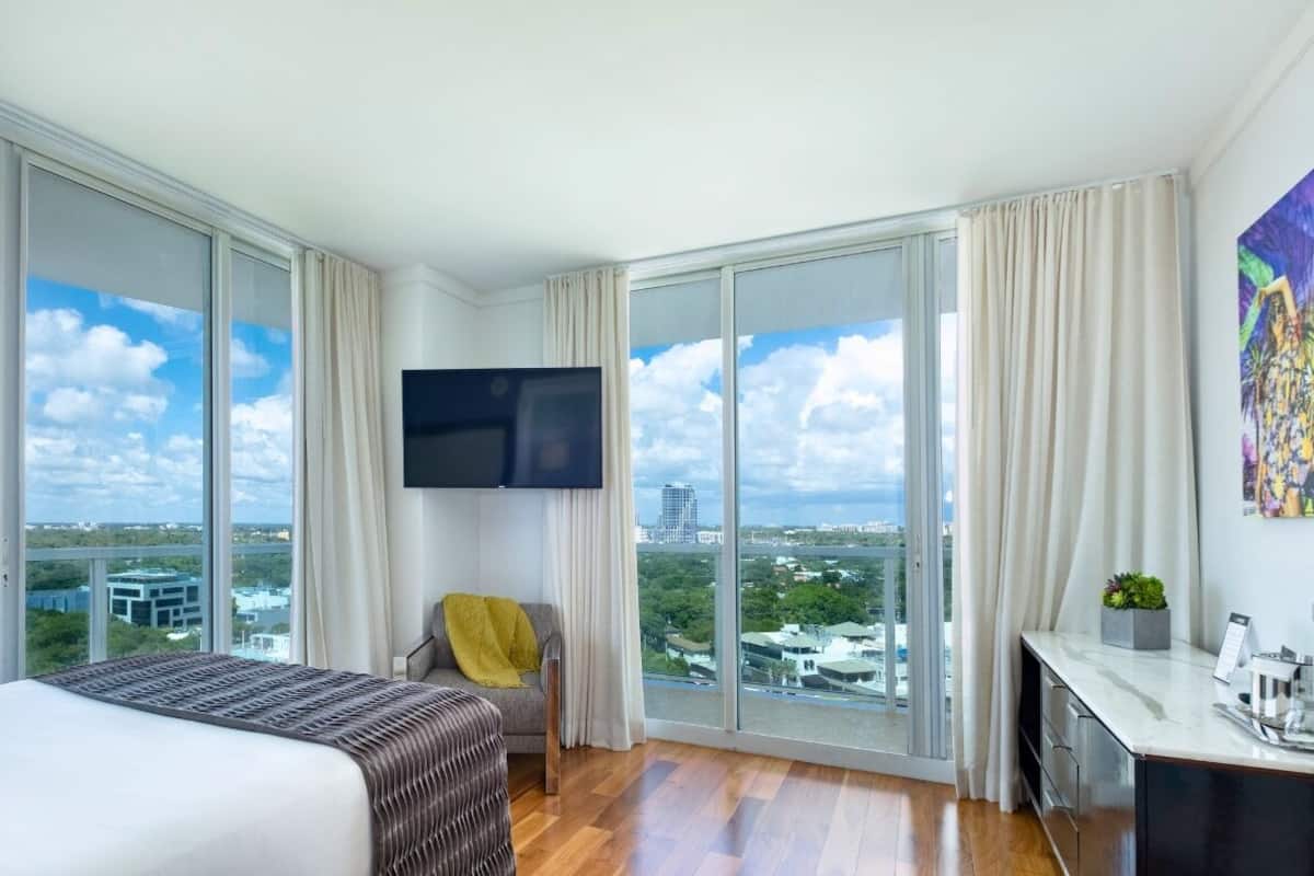1 bedroom, Egyptian cotton sheets, premium bedding, down comforters