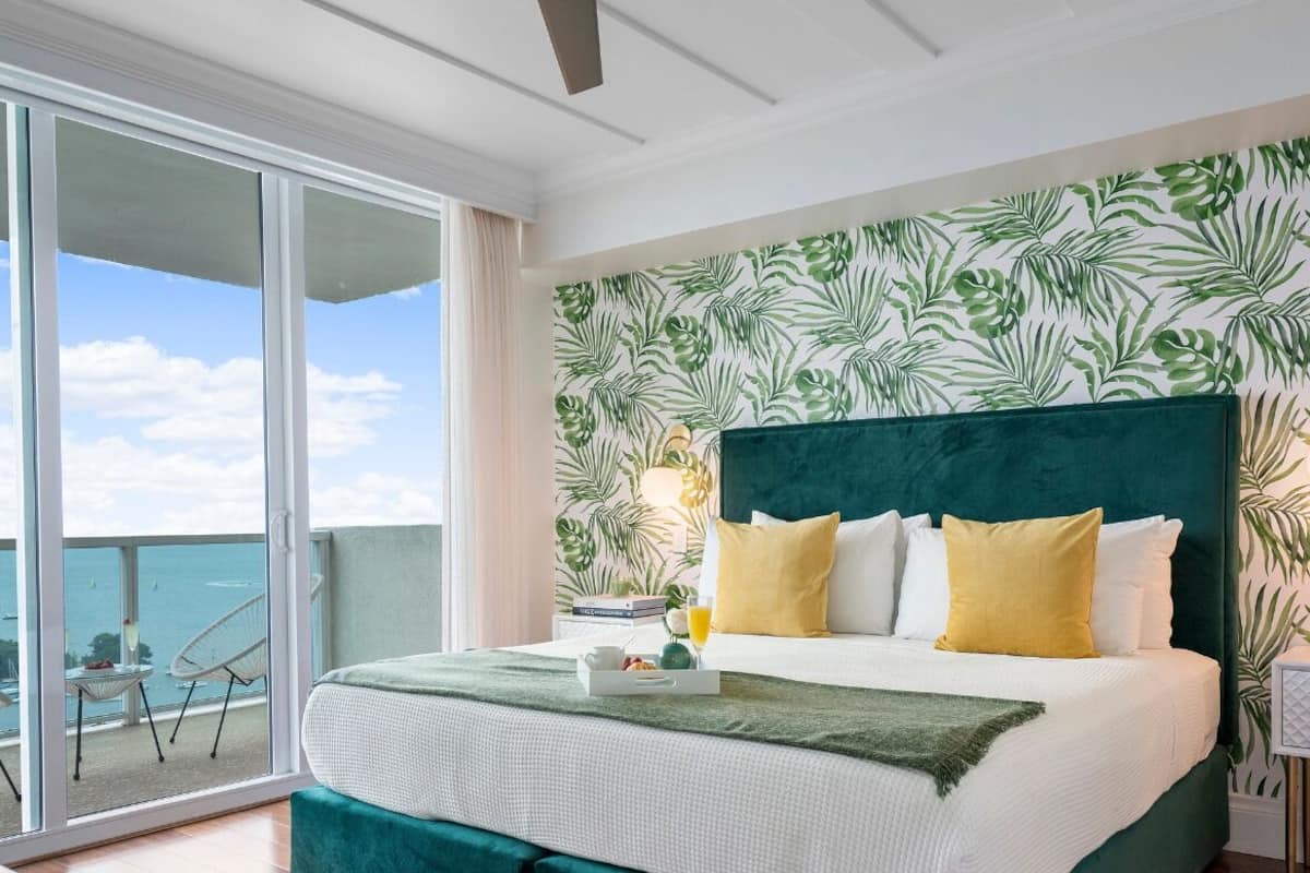 Apartamento luxo, 1 cama King e sofá-cama, sacada, vista para o oceano | 1 quarto, roupas de cama de algodão egípcio, roupas de cama premium