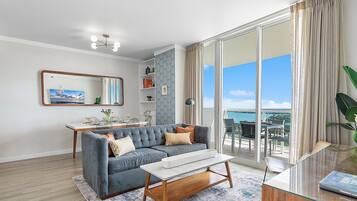 Deluxe-Apartment, 1 King-Bett und Schlafsofa, Balkon, eingeschrÀnkter Meerblick | Wohnbereich | 50-Zoll-Smart-TV mit Digitalempfang, Fernseher