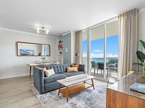 Appartement Deluxe, 1 très grand lit et 1 canapé-lit, balcon, vue partielle sur l'océan | Coin séjour | TV connectée de 50 pouces avec chaînes numériques, télévision