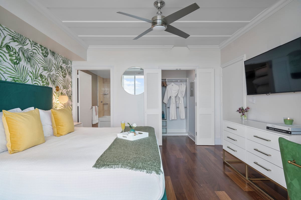 1 bedroom, Egyptian cotton sheets, premium bedding, down comforters