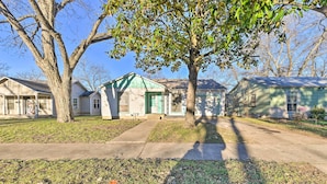 A residential street with houses, a tree, and a sidewalk. - Home 2 Mi to Dtwn Temple! Bring Your Pets (Temple)