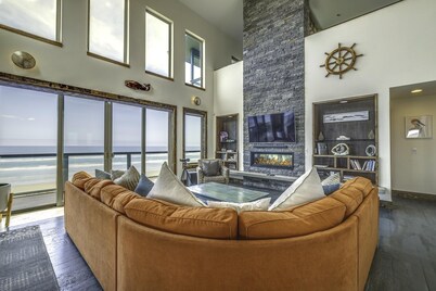 Oceanfront Home w/ Hot Tub, Sauna, 8 Mi to Newport
