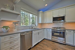 Fridge, microwave, stovetop, dishwasher - 12 Mi to Red Rocks: Morrison Home w/ Deck (Morrison)