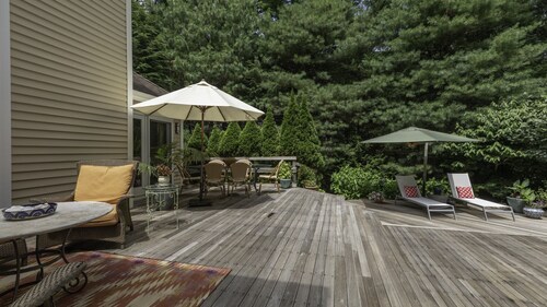 Uusi listaus: Post-Modern Northside Home yli Acre w / kaksitasoinen kannella, täysin aidattu yksityisyyttä