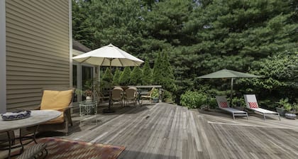 Uusi listaus: Post-Modern Northside Home yli Acre w / kaksitasoinen kannella, täysin aidattu yksityisyyttä