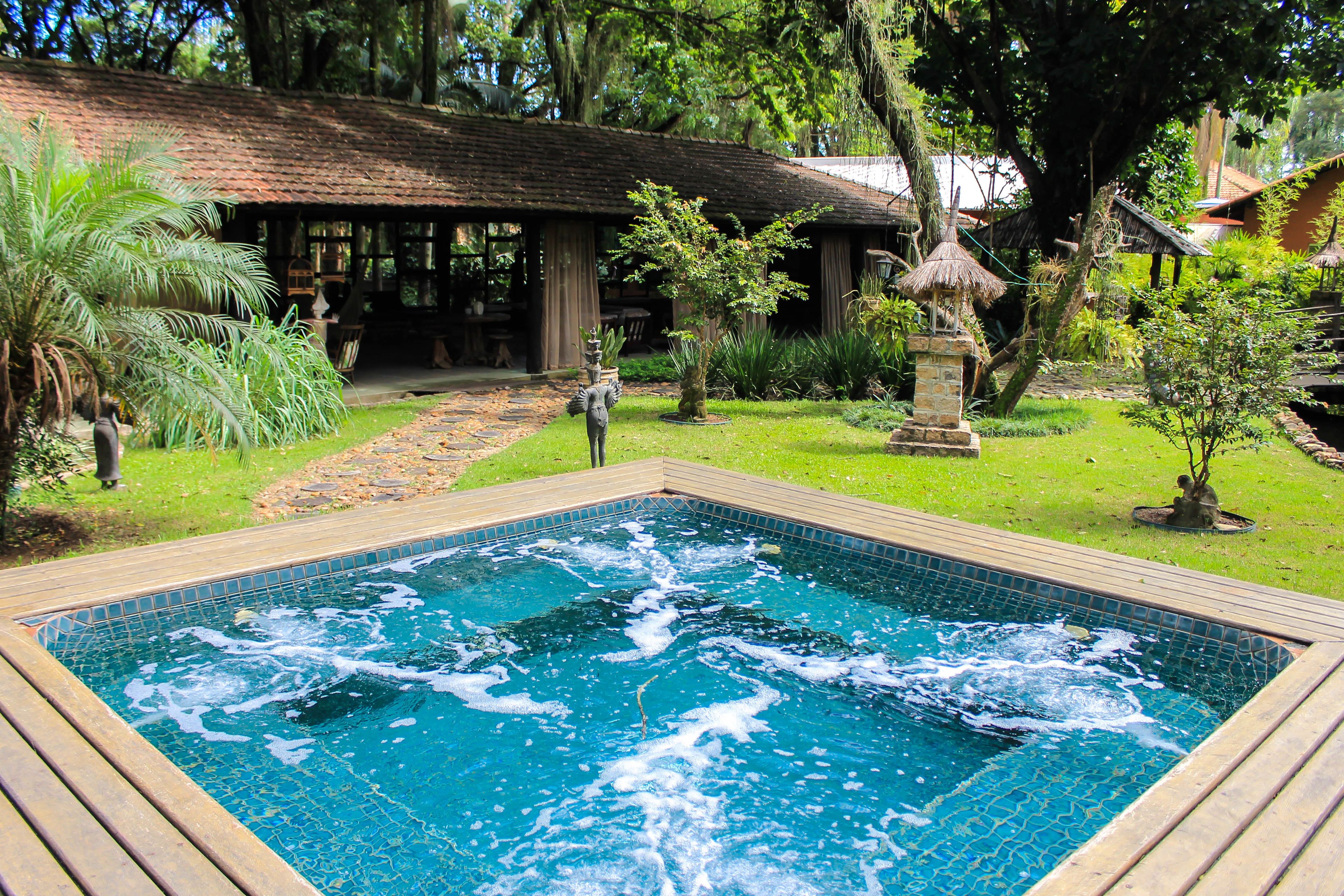 hot stone massages, deep-tissue massages, 2 treatment rooms, massages