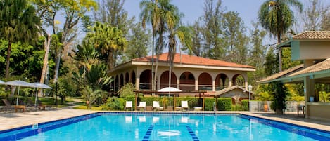 Piscina externa, guarda-sóis, espreguiçadeiras