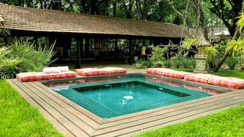 Hot stone massages, deep-tissue massages, 2 treatment rooms, massages