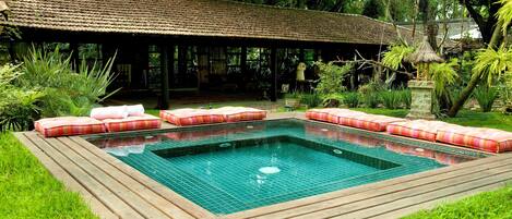 Hot stone massages, deep-tissue massages, 2 treatment rooms, massages