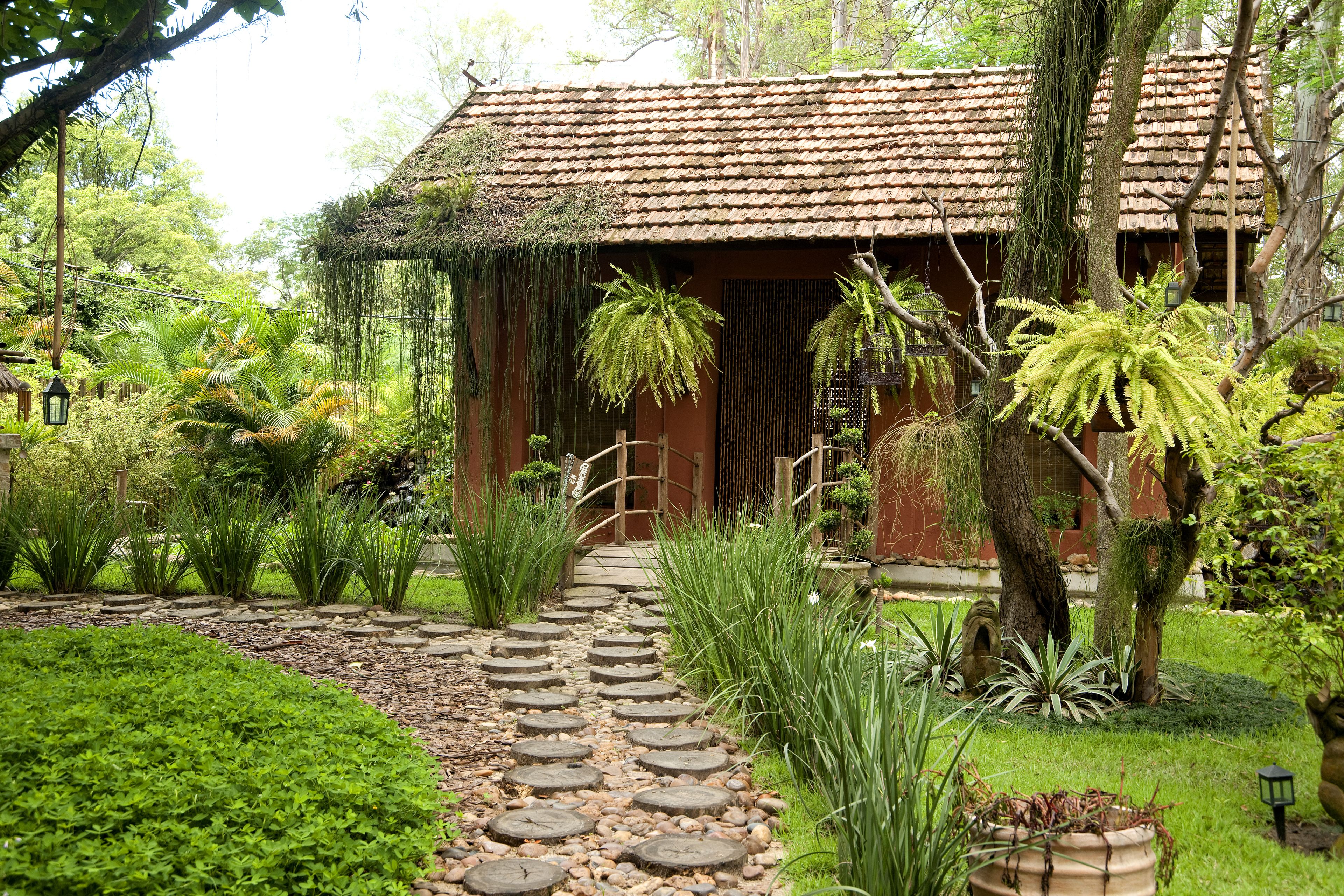 Hot stone massages, deep-tissue massages, 2 treatment rooms, massages