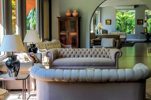 En 43-tommers LED-TV med Parabol-TV