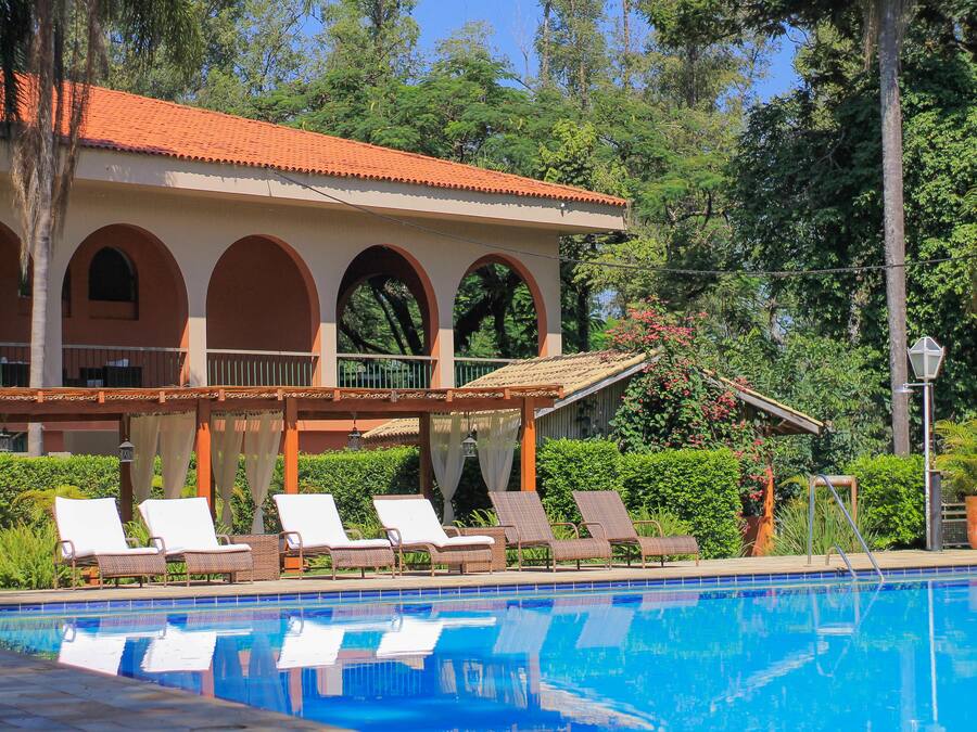 Udendørs pool, parasoller, liggestole